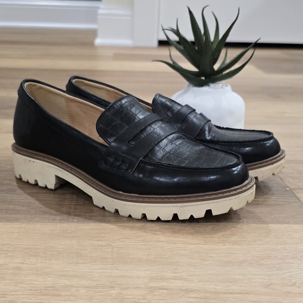 Black Loafer Size 7.5 Journee Kenly